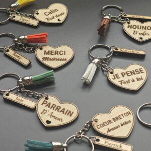 Porte-clés personnalisé bois et pompon – Cœur gravé prénom texte au choix – Cadeau Maîtresse Nounou Maman Parrain – Porte clé breloque cœur