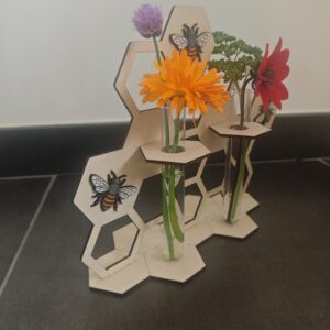 Vue trois quarts du vase soliflore en bois avec fleurs