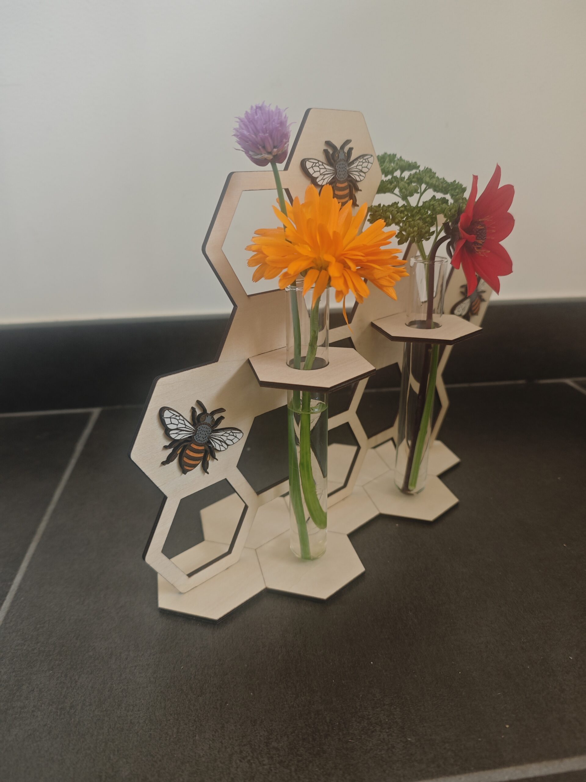 Soliflore en bois et fleurs KOAD & CO